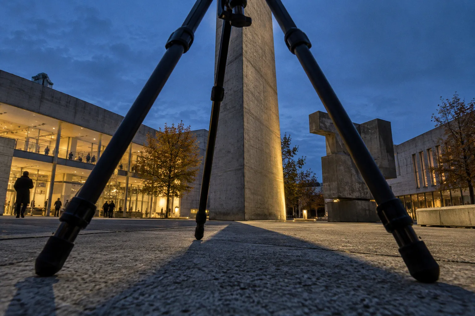 Blaue Stunde: Architekturfotografie in der Dämmerung meistern