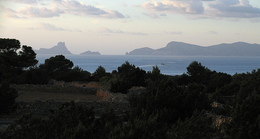https://lupuswolf.de Adéu Formentera Blick vom Cap Richtung Ibiza Meer Boot Berge