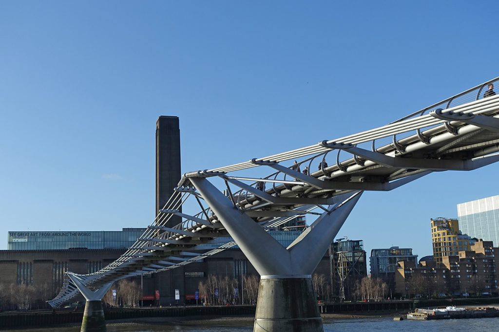 Millennium Bridge Seitenansicht London