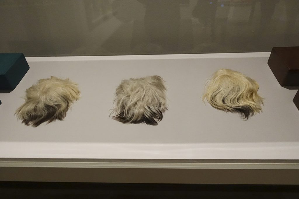 Andy Warhol im Tate Modern London Perücken von Andy Warhol