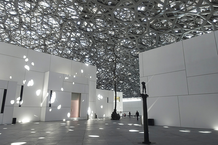 Louvre Abu Dhabi Plaza Architektur Kunst Torso Baum
