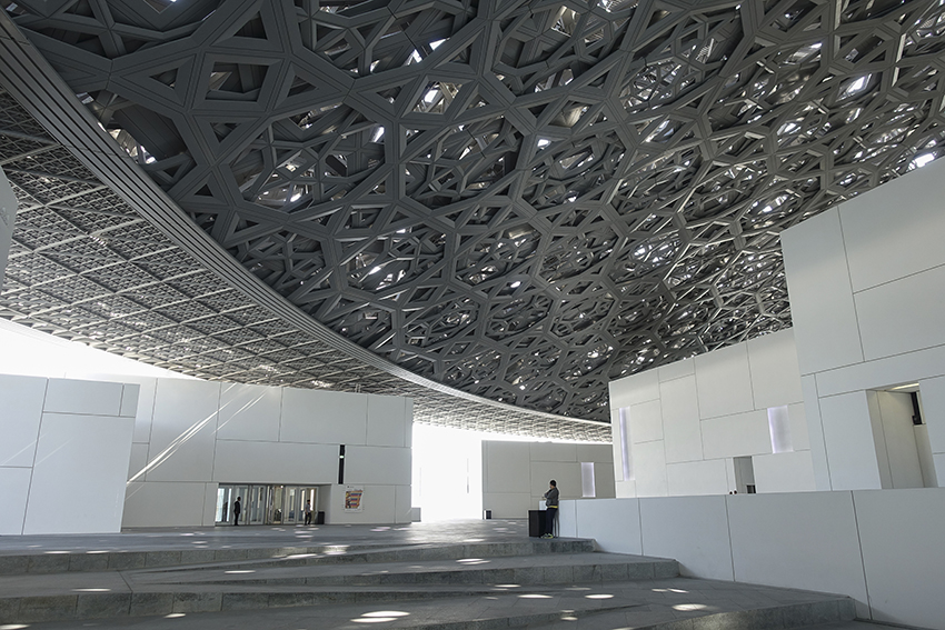 Louvre Abu Dhabi Plaza Architektur Dach Mensch