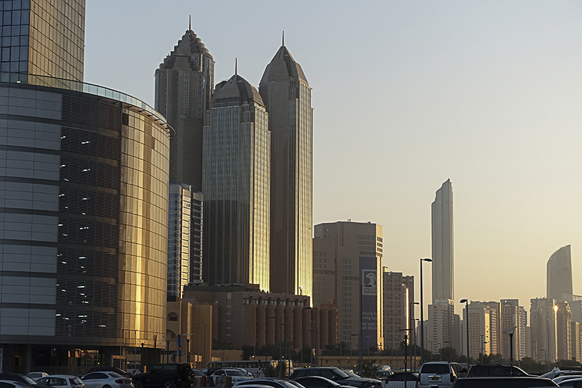 Abu Dhabi Stadt im Abendlicht