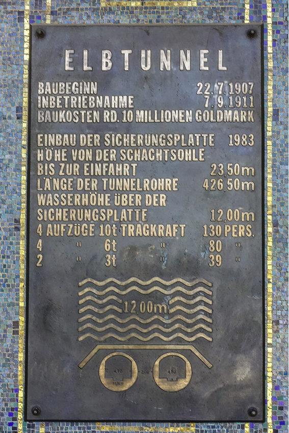 Alter Elbtunnel St. Pauli - Hamburg Anzeigetafel mit Daten