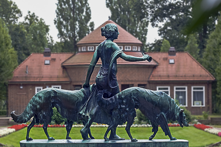 Hamburg Stadtpark Skulpturen Diana mit Hunden