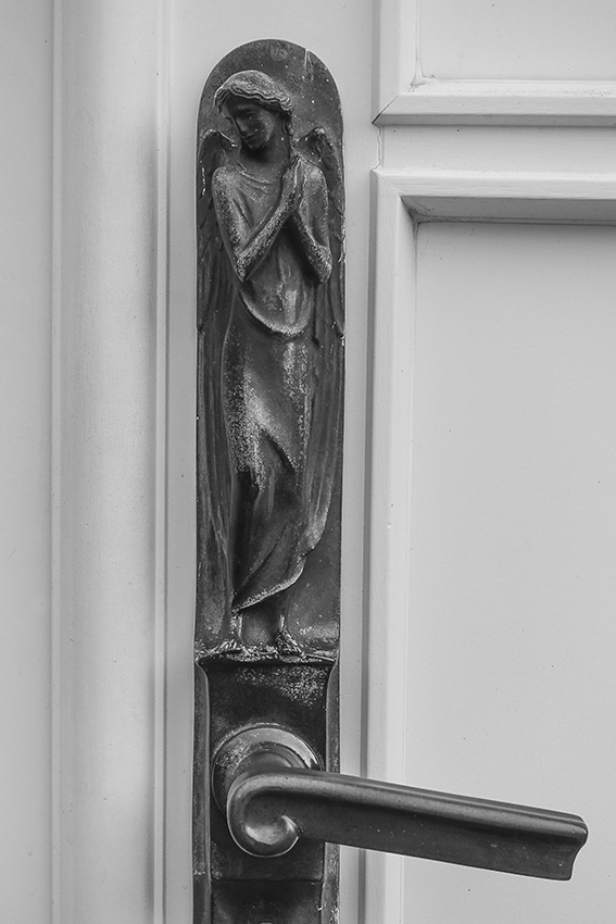 Ohlsdorfer Friedhof Engel auf Türbeschlag Kapelle 13