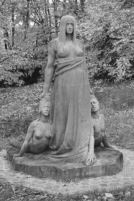 Ohlsdorfer Friedhof Skulptur Frau mit 2 Personen